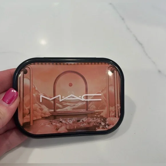 MAC connect in colour eyeshadow palette - Picture 1 of 3